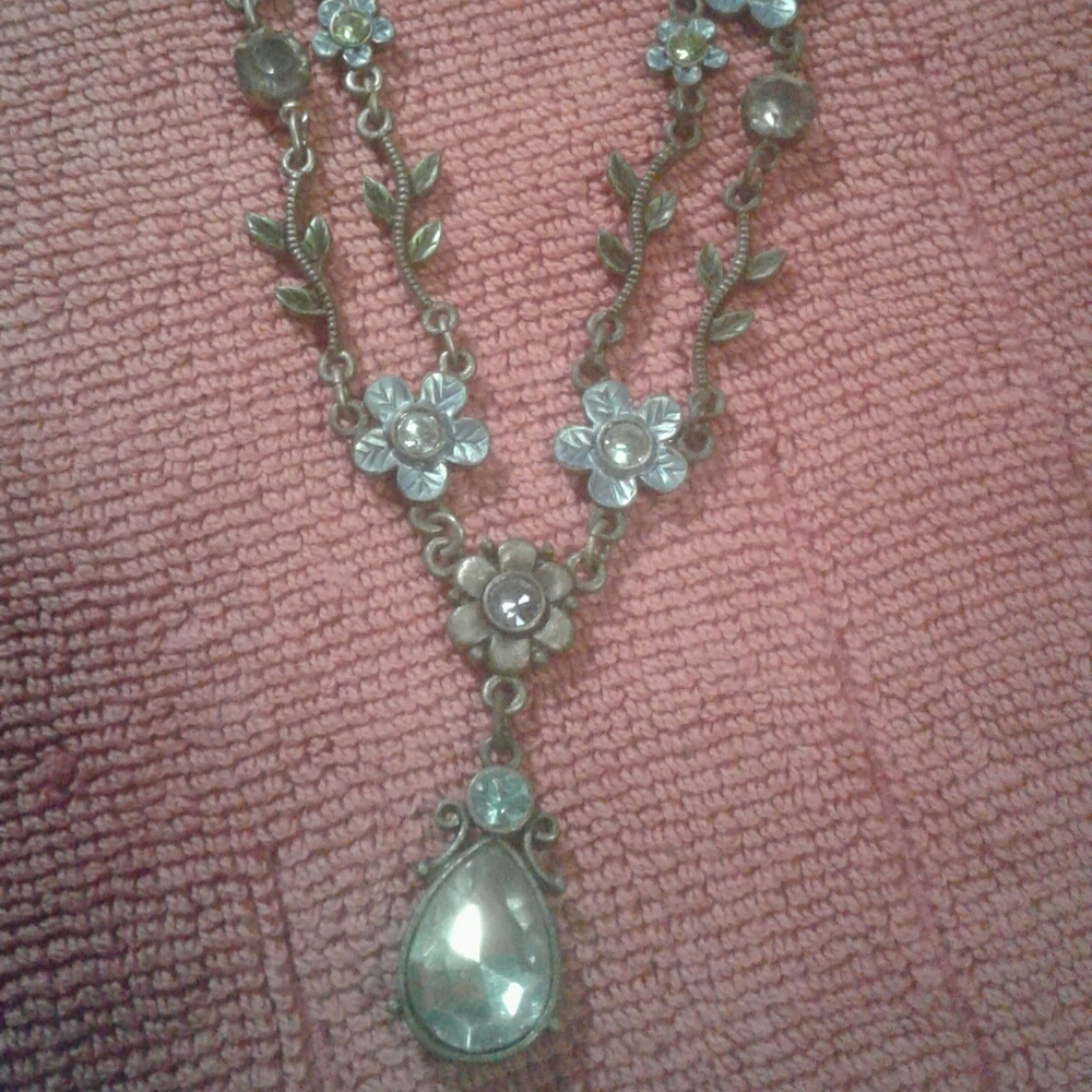 Pretty flower drop necklace